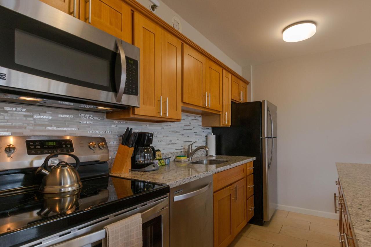 Deluxe Studio Near Waikiki Beach - Free Parking & Outdoor Pool