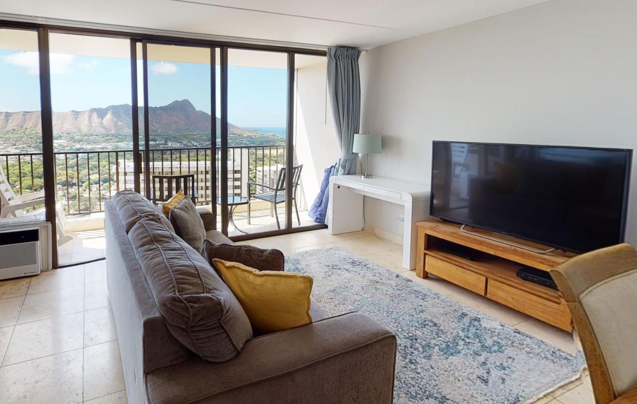 Deluxe Studio Near Waikiki Beach - Free Parking & Outdoor Pool *