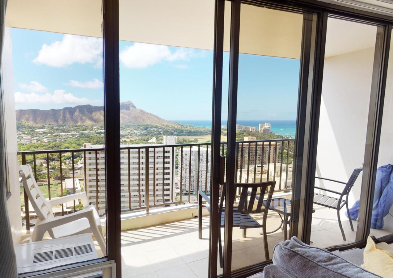 Deluxe Studio Near Waikiki Beach - Free Parking & Outdoor Pool Honolulu