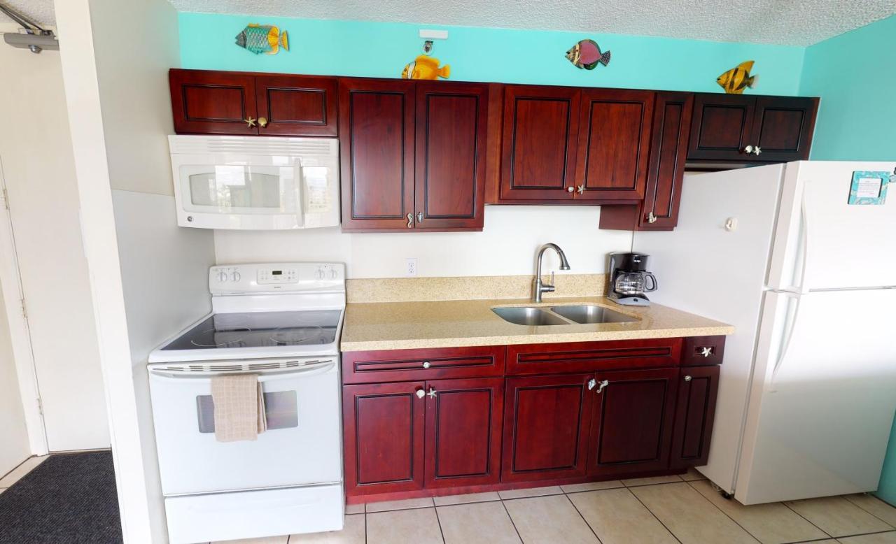 Deluxe Studio Near Waikiki Beach - Free Parking & Outdoor Pool