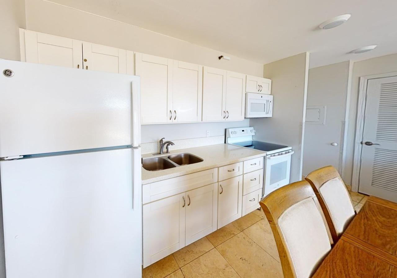 Deluxe Studio Near Waikiki Beach - Free Parking & Outdoor Pool *